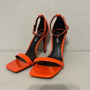 Bright orange sheln heels!